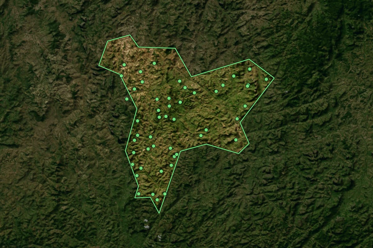 Imagem de satélite de Santo Antônio do Jacinto (MG), com o contorno do município e a posição dos imóveis desta página.