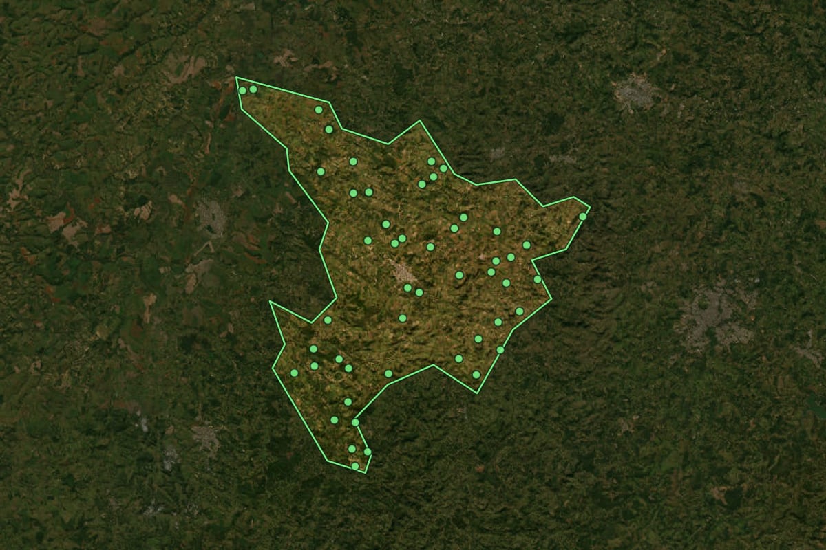 Imagem de satélite de Santo Antônio do Monte (MG), com o contorno do município e a posição dos imóveis desta página.