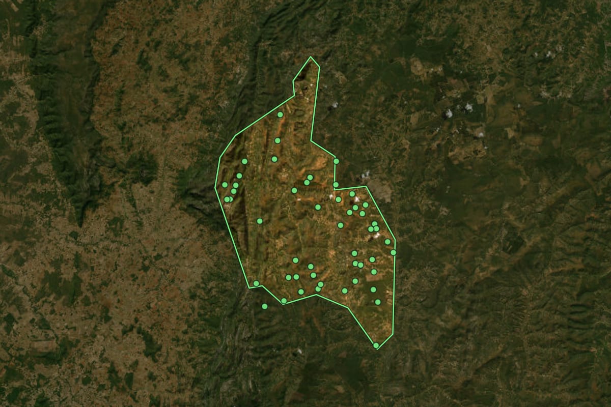 Imagem de satélite de Santo Antônio do Retiro (MG), com o contorno do município e a posição dos imóveis desta página.