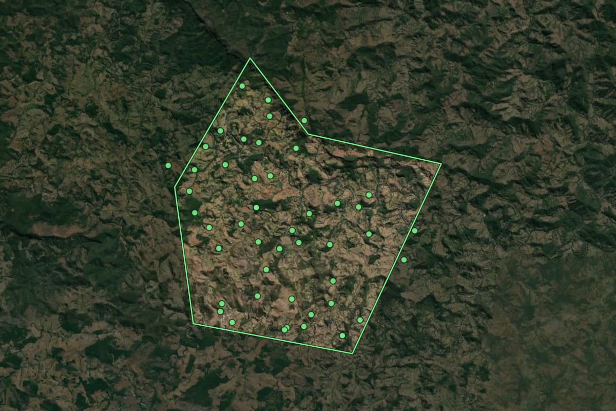 Imagem de satélite de Santo Antônio do Rio Abaixo (MG), com o contorno do município e a posição dos imóveis desta página.