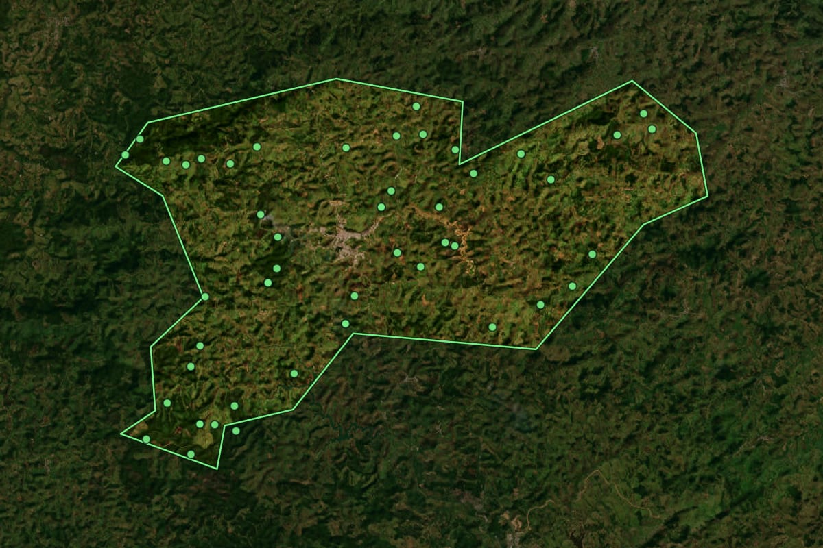 Imagem de satélite de Santos Dumont (MG), com o contorno do município e a posição dos imóveis desta página.