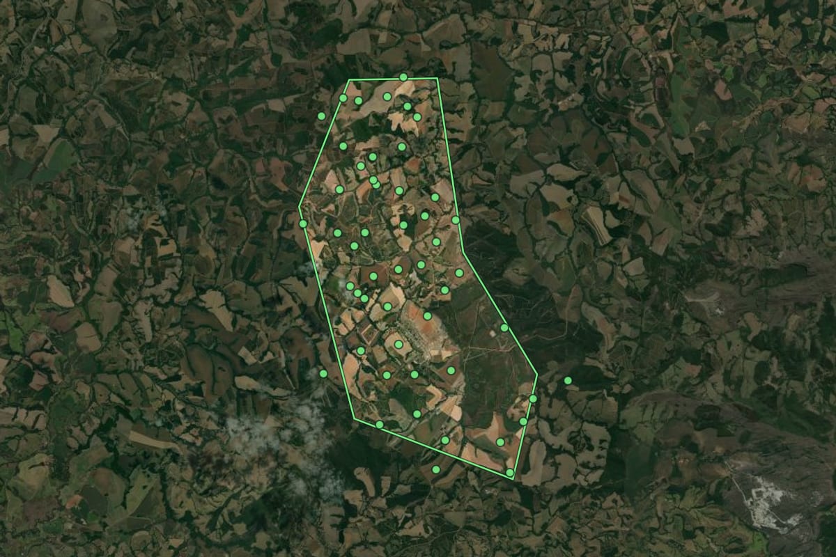 Imagem de satélite de São Bento Abade (MG), com o contorno do município e a posição dos imóveis desta página.