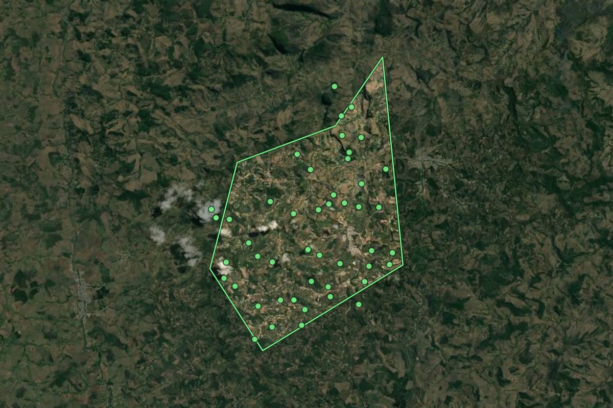 Imagem de satélite de São Domingos das Dores (MG), com o contorno do município e a posição dos imóveis desta página.