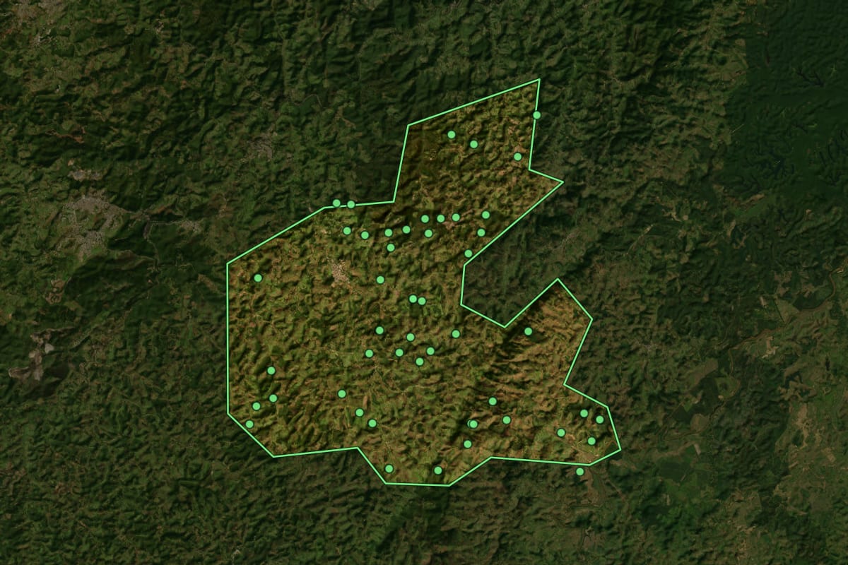 Imagem de satélite de São Domingos do Prata (MG), com o contorno do município e a posição dos imóveis desta página.