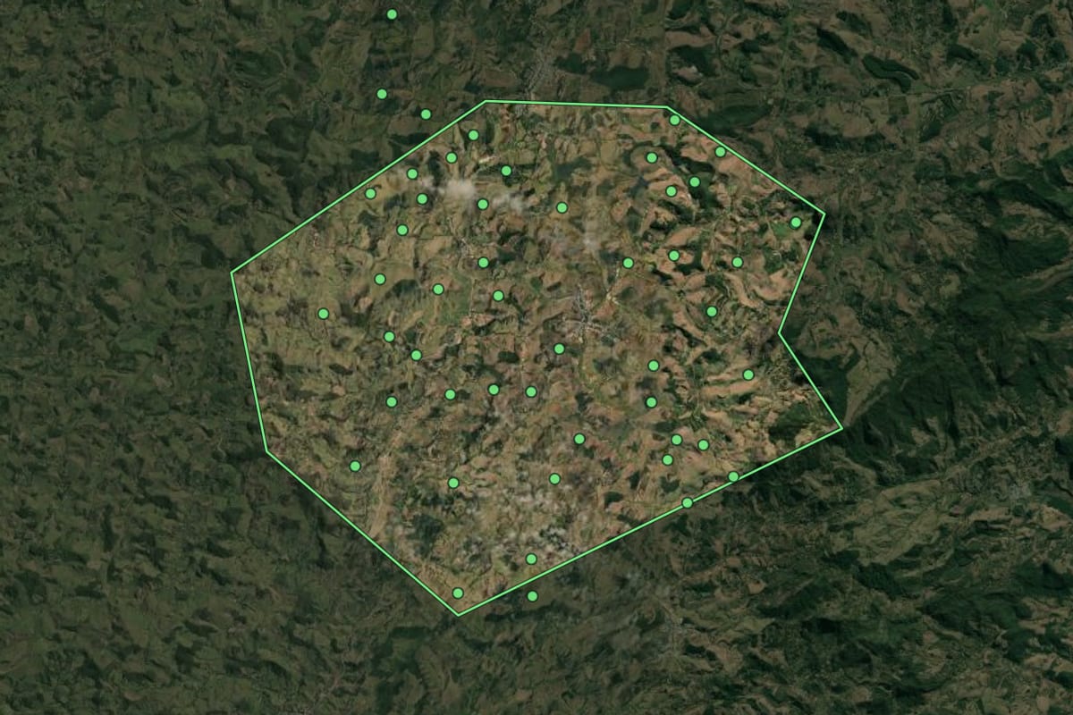 Imagem de satélite de São Francisco do Glória (MG), com o contorno do município e a posição dos imóveis desta página.