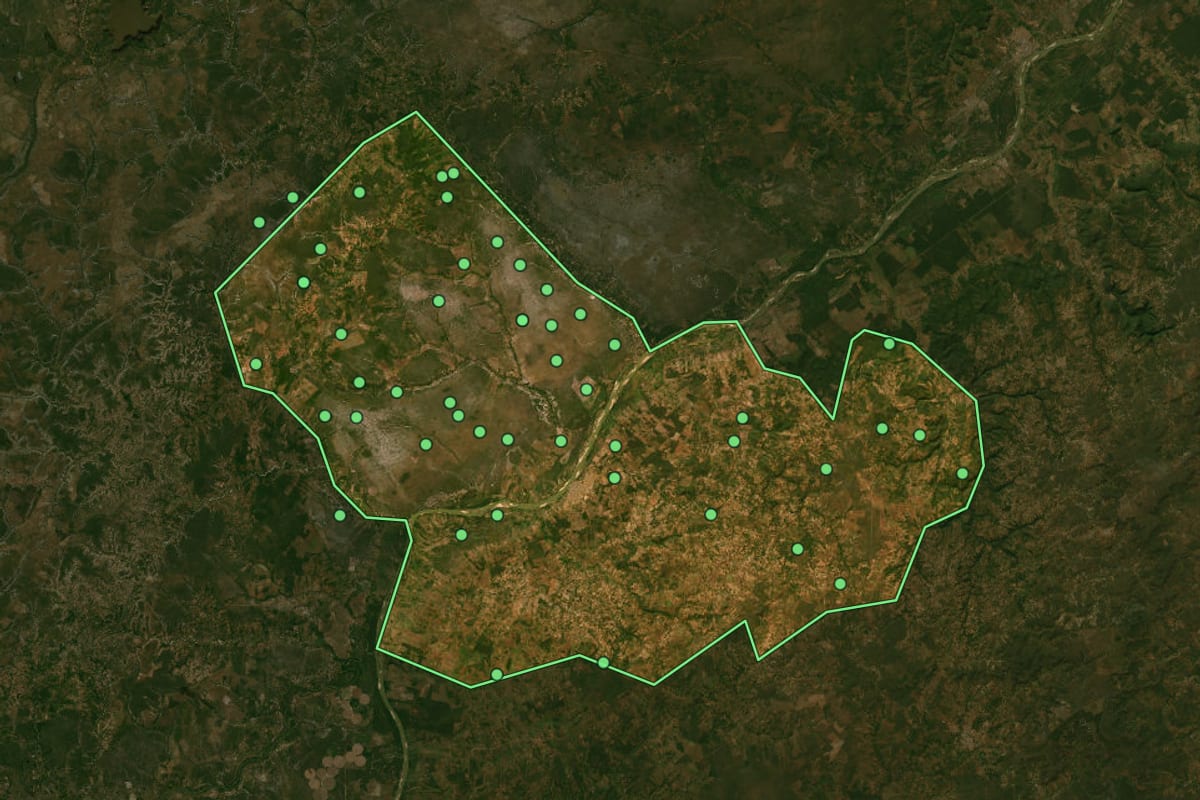 Imagem de satélite de São Francisco (MG), com o contorno do município e a posição dos imóveis desta página.