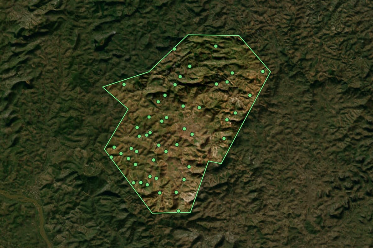 Imagem de satélite de São Geraldo do Baixio (MG), com o contorno do município e a posição dos imóveis desta página.