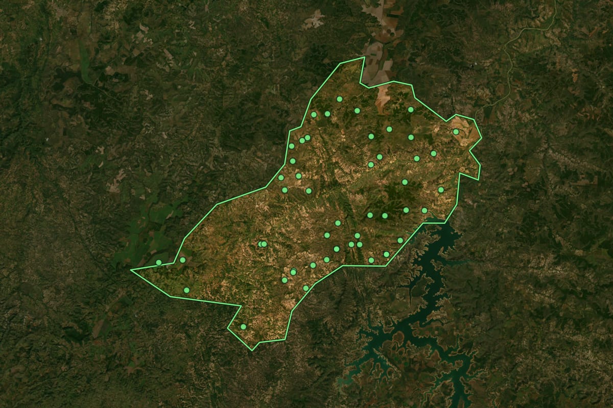 Imagem de satélite de São Gonçalo do Abaeté (MG), com o contorno do município e a posição dos imóveis desta página.