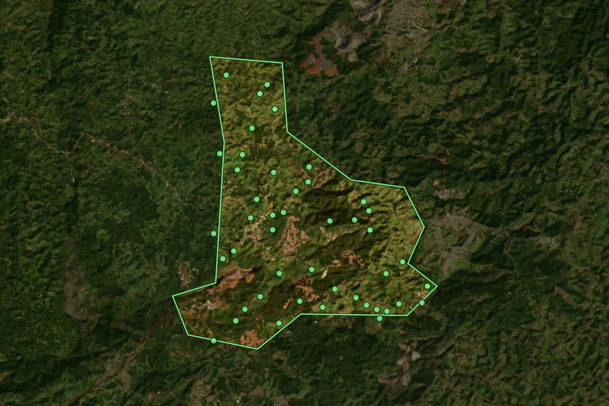 Imagem de satélite de São Gonçalo do Rio Abaixo (MG), com o contorno do município e a posição dos imóveis desta página.