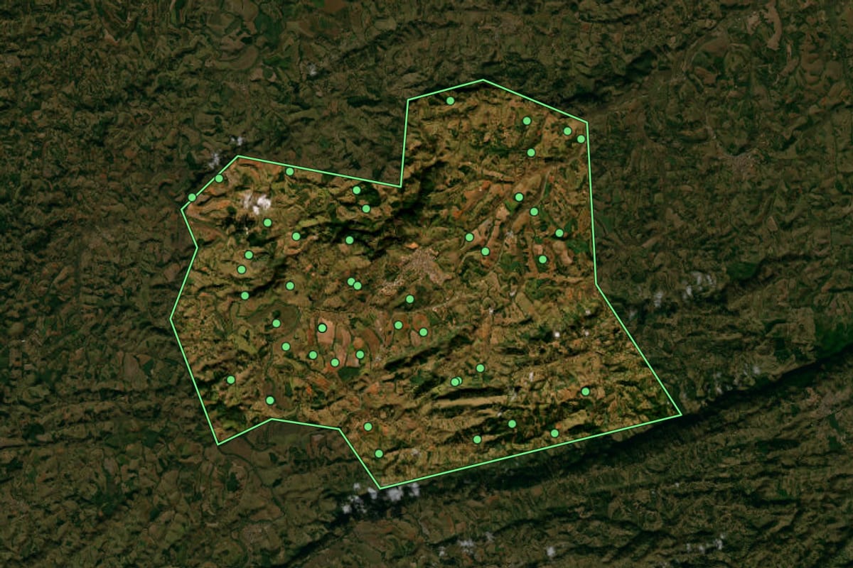 Imagem de satélite de São Gonçalo do Sapucaí (MG), com o contorno do município e a posição dos imóveis desta página.