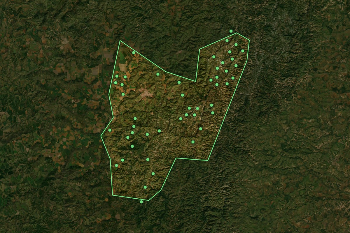 Imagem de satélite de São Gotardo (MG), com o contorno do município e a posição dos imóveis desta página.