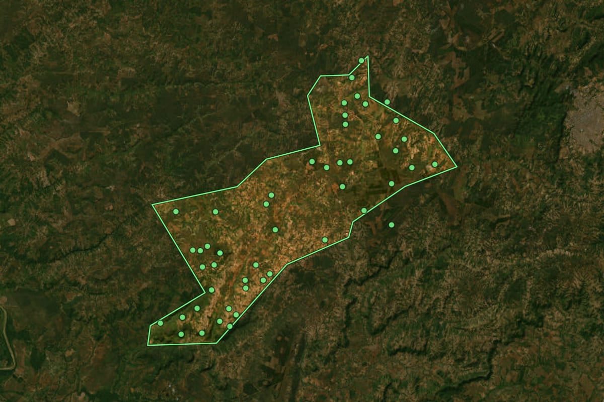 Imagem de satélite de São João da Lagoa (MG), com o contorno do município e a posição dos imóveis desta página.