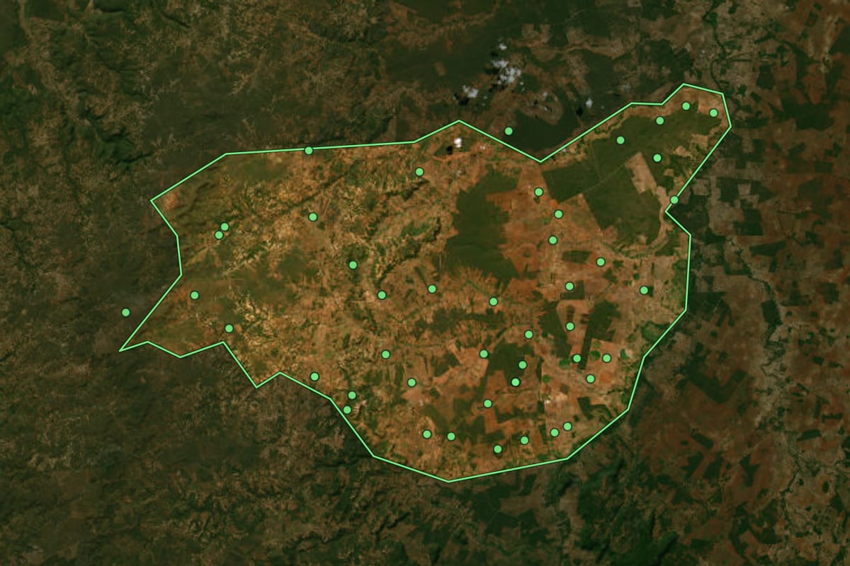 Imagem de satélite de São João da Ponte (MG), com o contorno do município e a posição dos imóveis desta página.