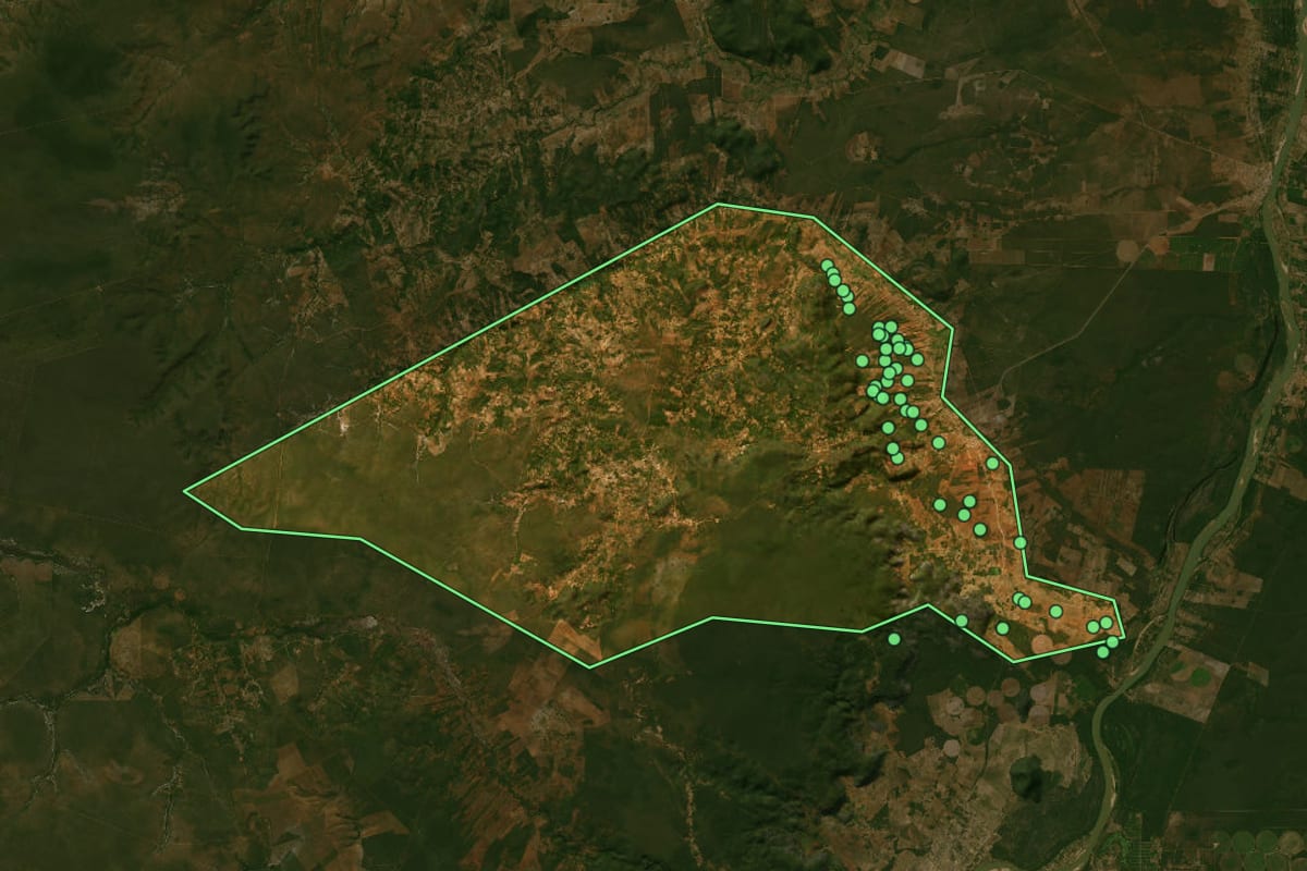 Imagem de satélite de São João das Missões (MG), com o contorno do município e a posição dos imóveis desta página.