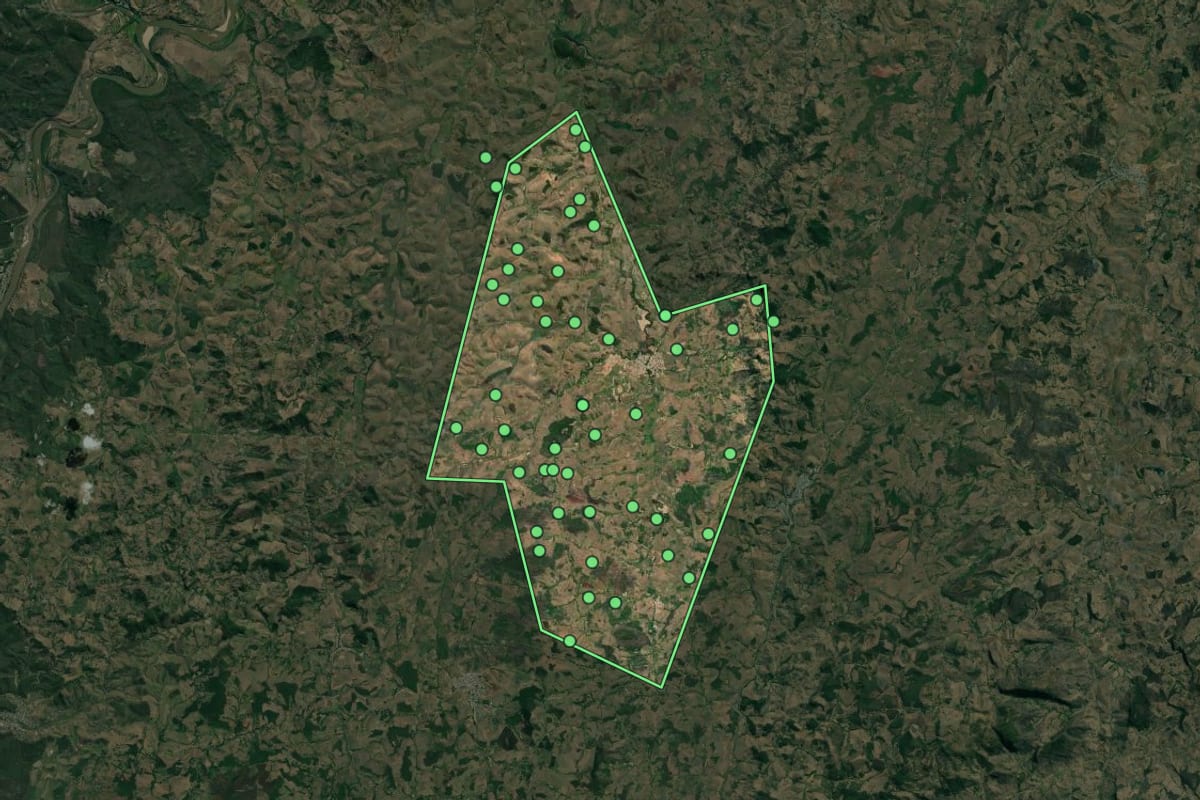 Imagem de satélite de São João do Oriente (MG), com o contorno do município e a posição dos imóveis desta página.