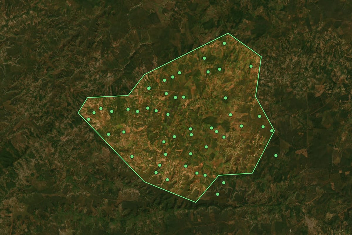 Imagem de satélite de São João do Pacuí (MG), com o contorno do município e a posição dos imóveis desta página.
