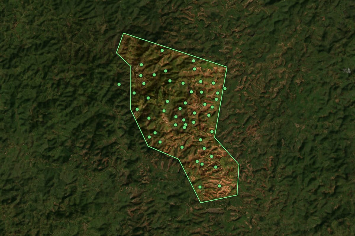 Imagem de satélite de São José da Safira (MG), com o contorno do município e a posição dos imóveis desta página.
