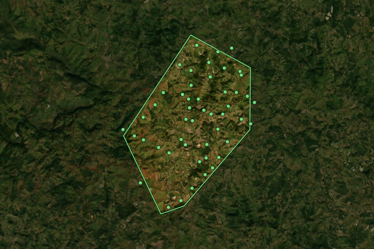 Imagem de satélite de São José da Varginha (MG), com o contorno do município e a posição dos imóveis desta página.