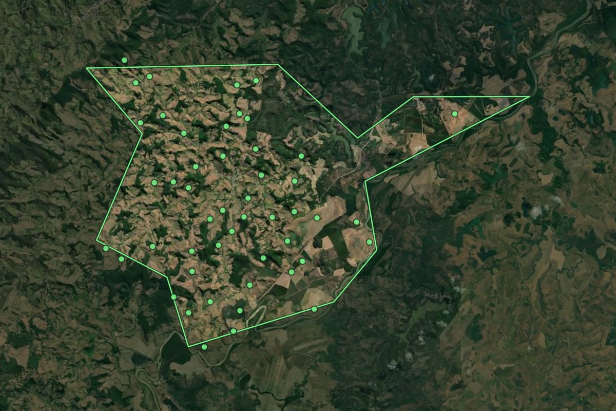 Imagem de satélite de São José do Goiabal (MG), com o contorno do município e a posição dos imóveis desta página.
