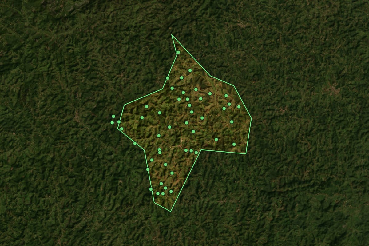 Imagem de satélite de São José do Jacuri (MG), com o contorno do município e a posição dos imóveis desta página.