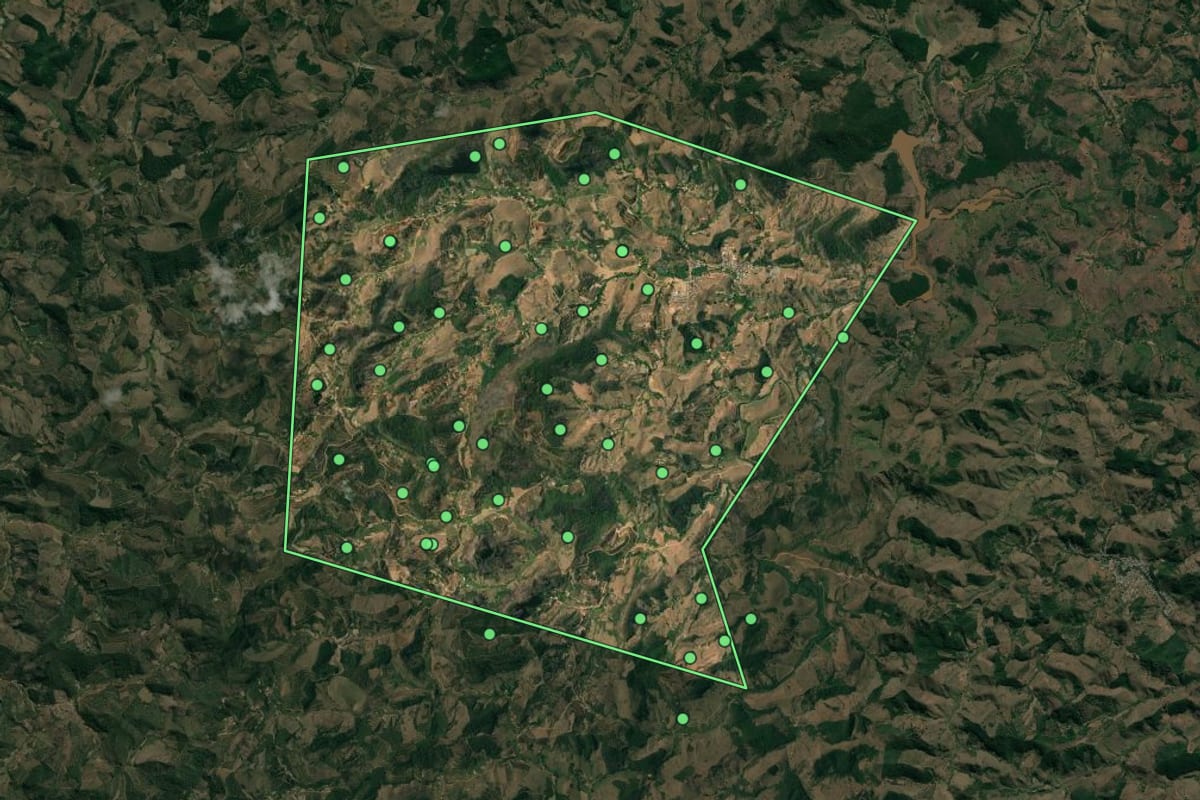 Imagem de satélite de São José do Mantimento (MG), com o contorno do município e a posição dos imóveis desta página.