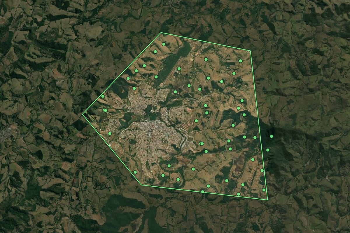 Imagem de satélite de São Lourenço (MG), com o contorno do município e a posição dos imóveis desta página.