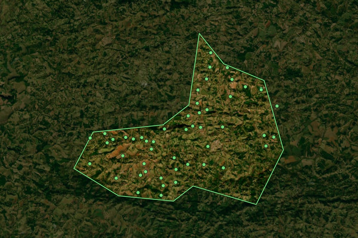 Imagem de satélite de São Pedro da União (MG), com o contorno do município e a posição dos imóveis desta página.