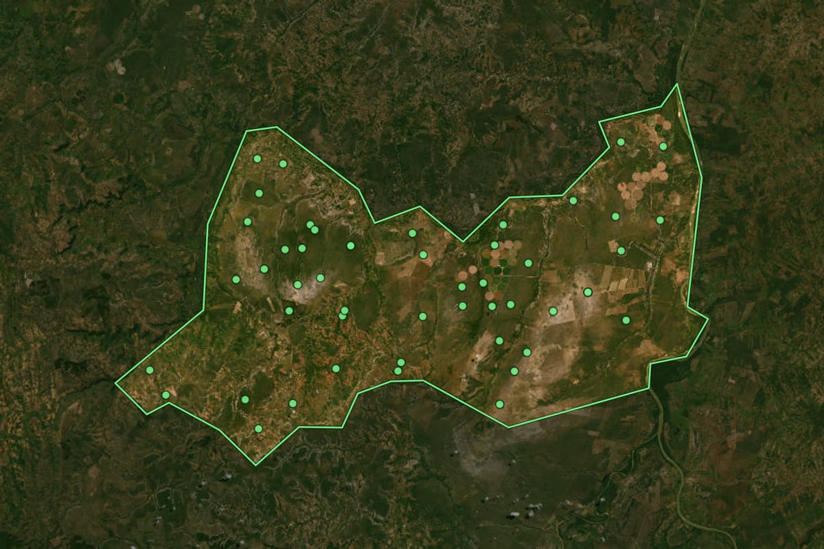 Imagem de satélite de São Romão (MG), com o contorno do município e a posição dos imóveis desta página.