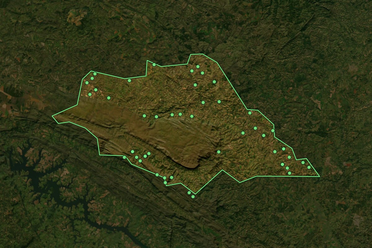 Imagem de satélite de São Roque de Minas (MG), com o contorno do município e a posição dos imóveis desta página.