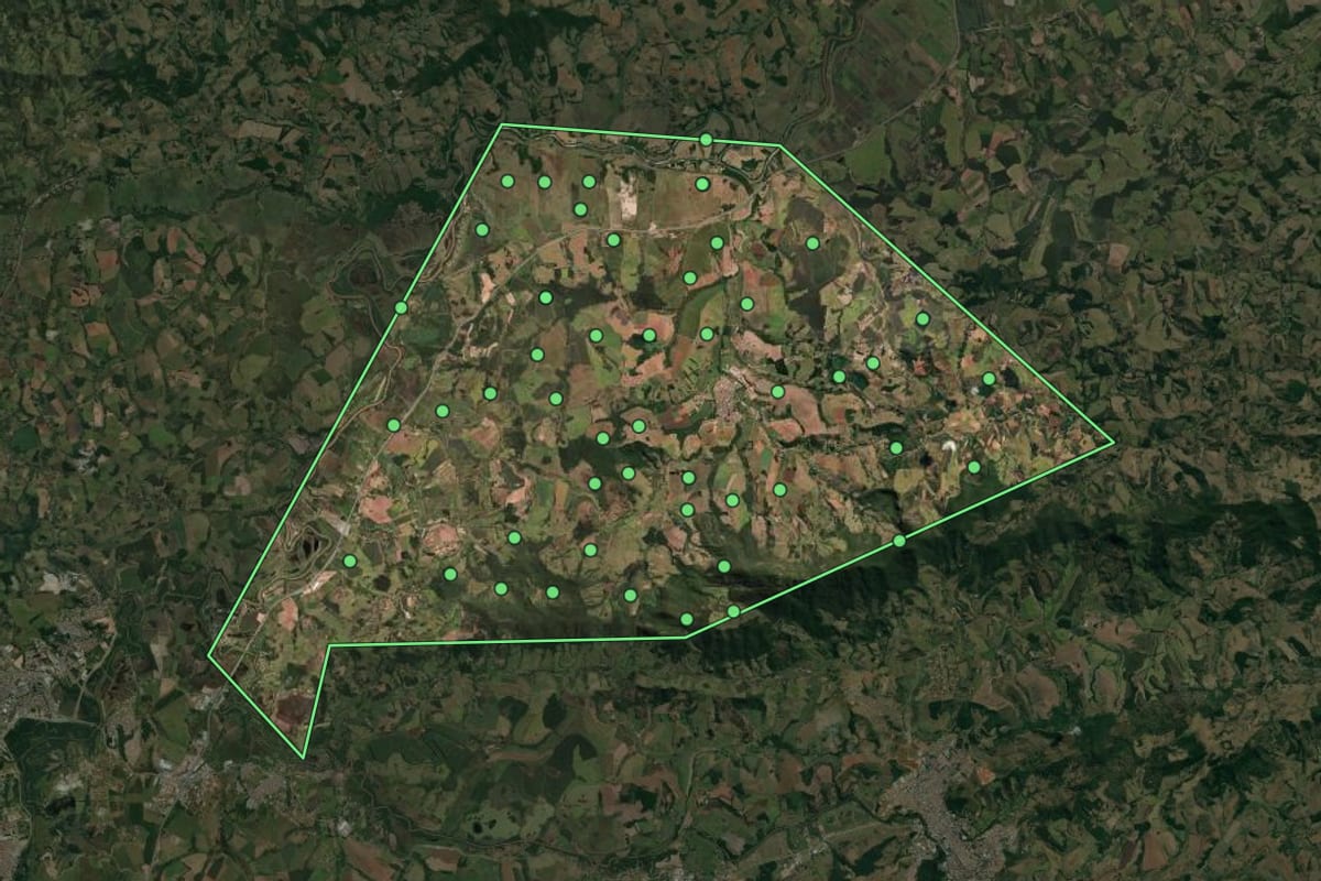 Imagem de satélite de São Sebastião da Bela Vista (MG), com o contorno do município e a posição dos imóveis desta página.