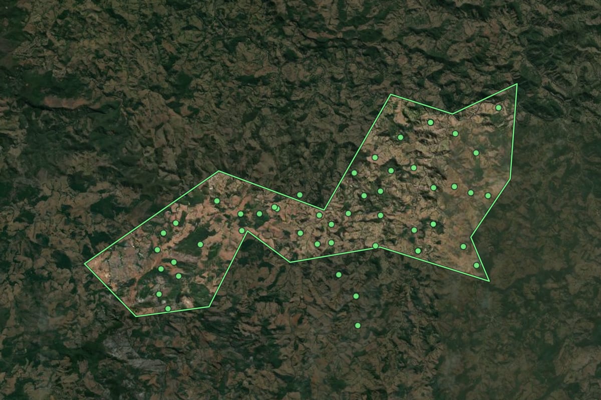 Imagem de satélite de São Sebastião do Rio Preto (MG), com o contorno do município e a posição dos imóveis desta página.