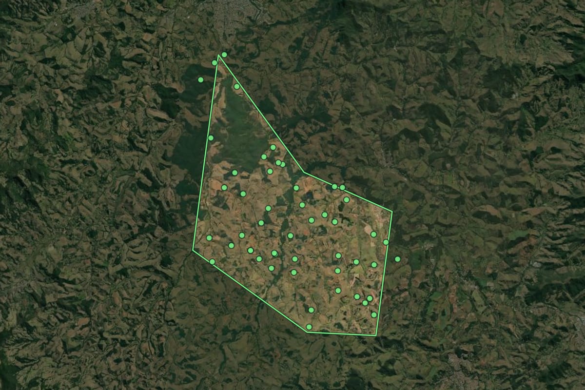Imagem de satélite de São Sebastião do Rio Verde (MG), com o contorno do município e a posição dos imóveis desta página.