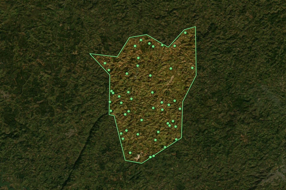 Imagem de satélite de São Tiago (MG), com o contorno do município e a posição dos imóveis desta página.