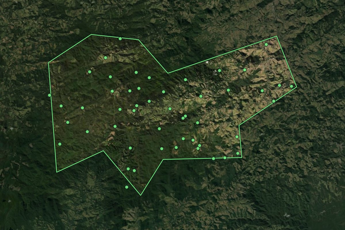 Imagem de satélite de Sapucaí-Mirim (MG), com o contorno do município e a posição dos imóveis desta página.