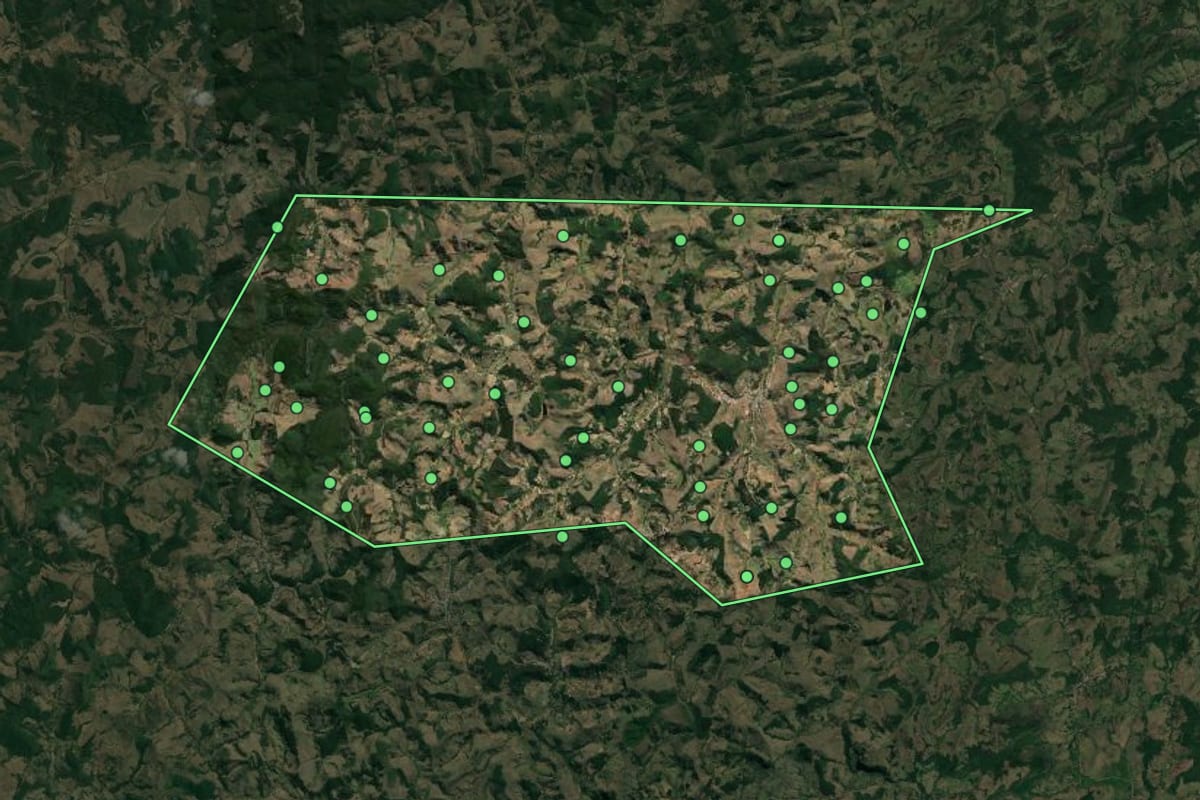 Imagem de satélite de Sardoá (MG), com o contorno do município e a posição dos imóveis desta página.