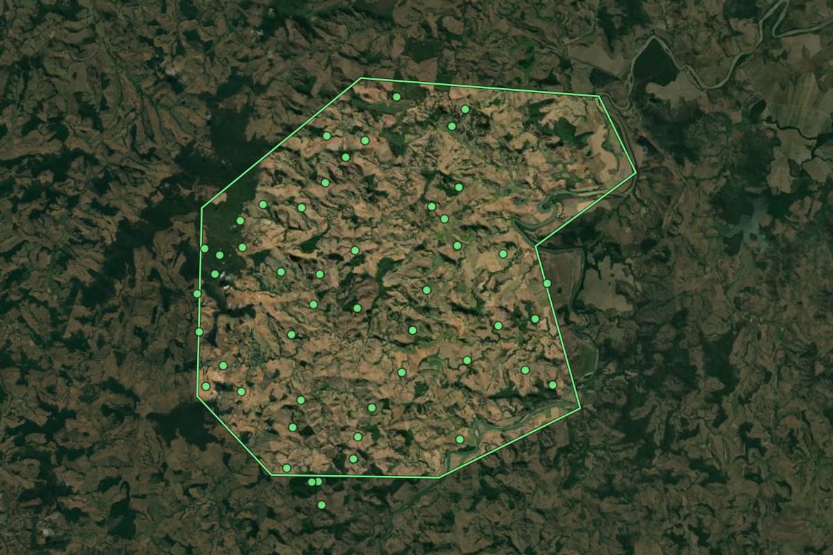 Imagem de satélite de Sem-Peixe (MG), com o contorno do município e a posição dos imóveis desta página.