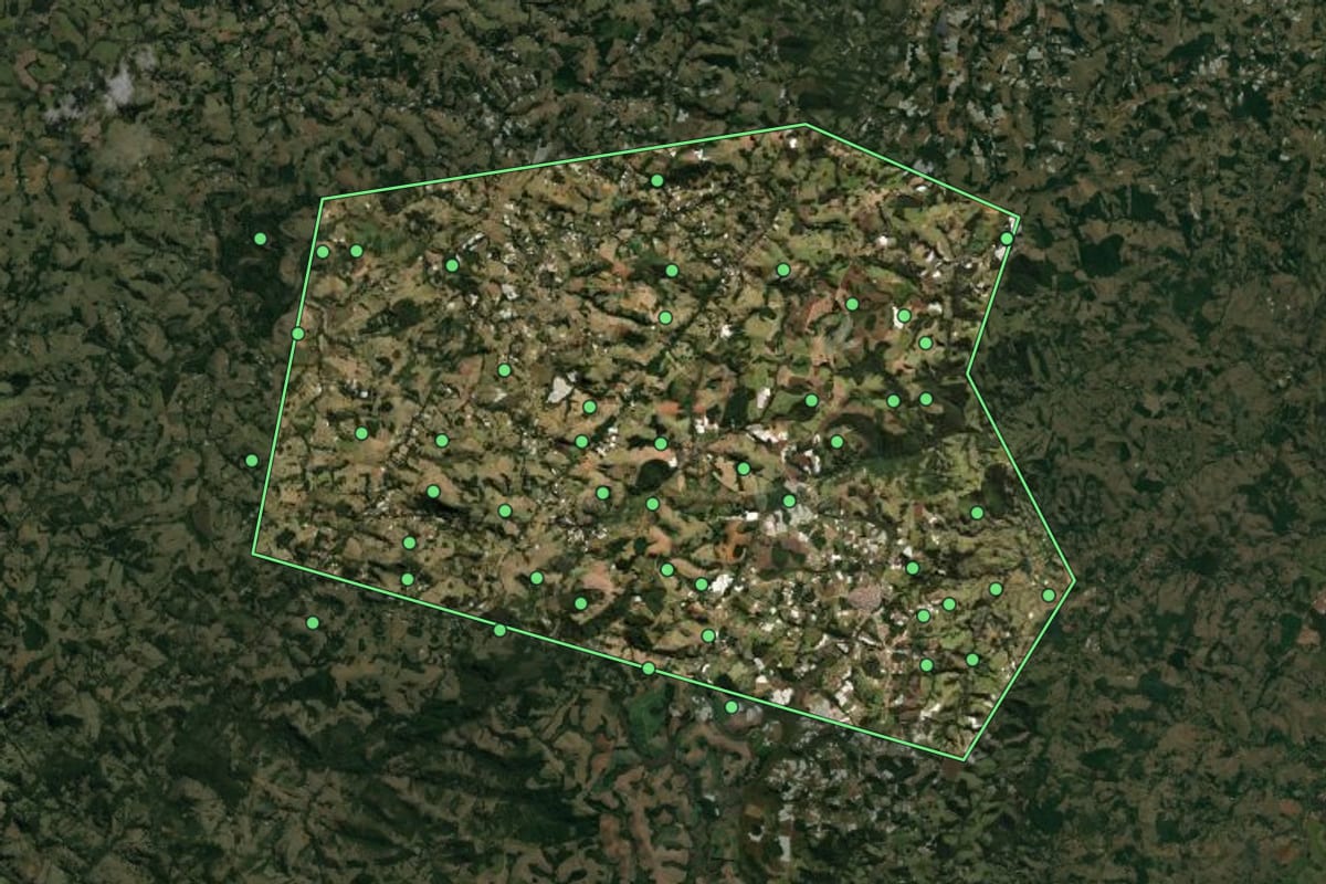 Imagem de satélite de Senador Amaral (MG), com o contorno do município e a posição dos imóveis desta página.