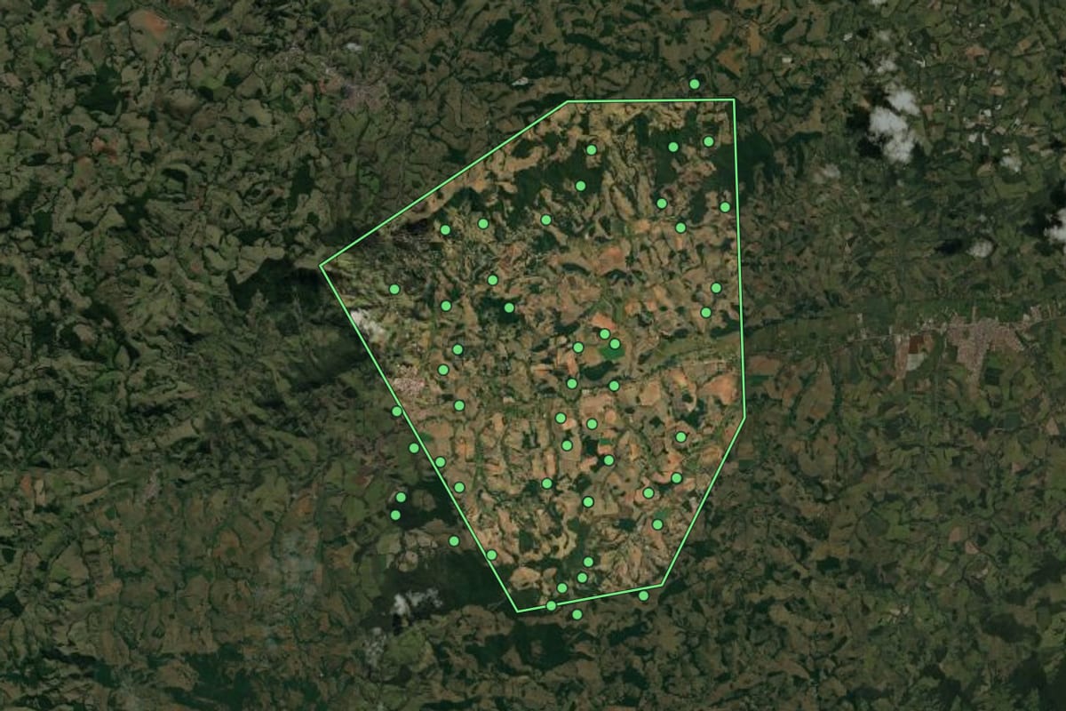 Imagem de satélite de Senador José Bento (MG), com o contorno do município e a posição dos imóveis desta página.