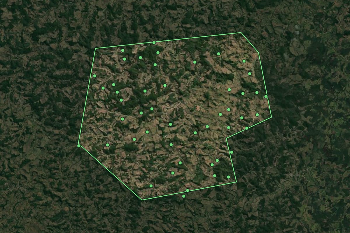 Imagem de satélite de Senhora de Oliveira (MG), com o contorno do município e a posição dos imóveis desta página.