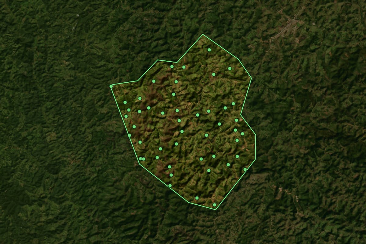 Imagem de satélite de Senhora do Porto (MG), com o contorno do município e a posição dos imóveis desta página.
