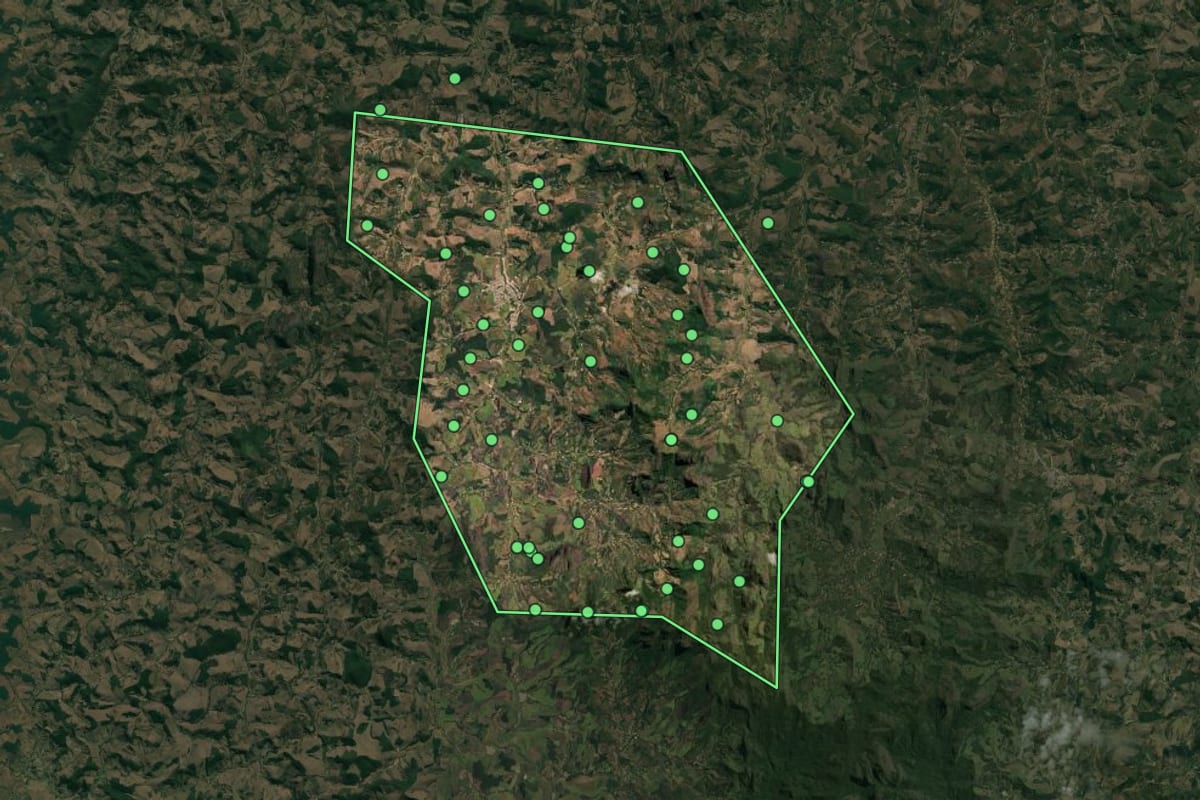 Imagem de satélite de Sericita (MG), com o contorno do município e a posição dos imóveis desta página.