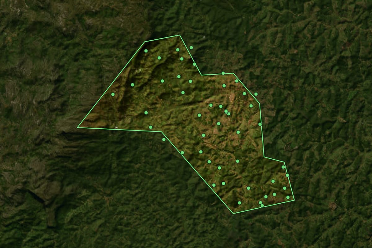 Imagem de satélite de Serra Azul de Minas (MG), com o contorno do município e a posição dos imóveis desta página.