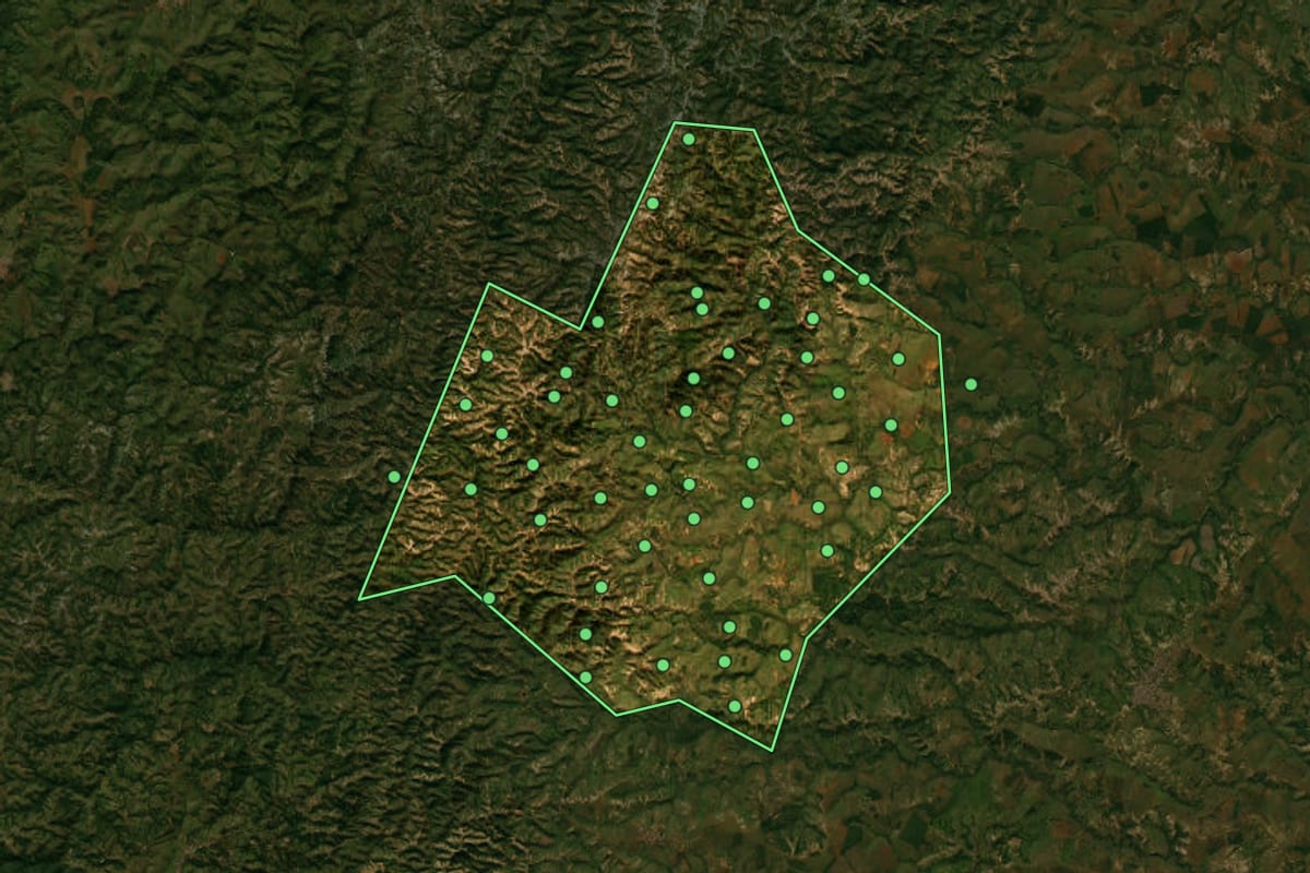 Imagem de satélite de Serra da Saudade (MG), com o contorno do município e a posição dos imóveis desta página.