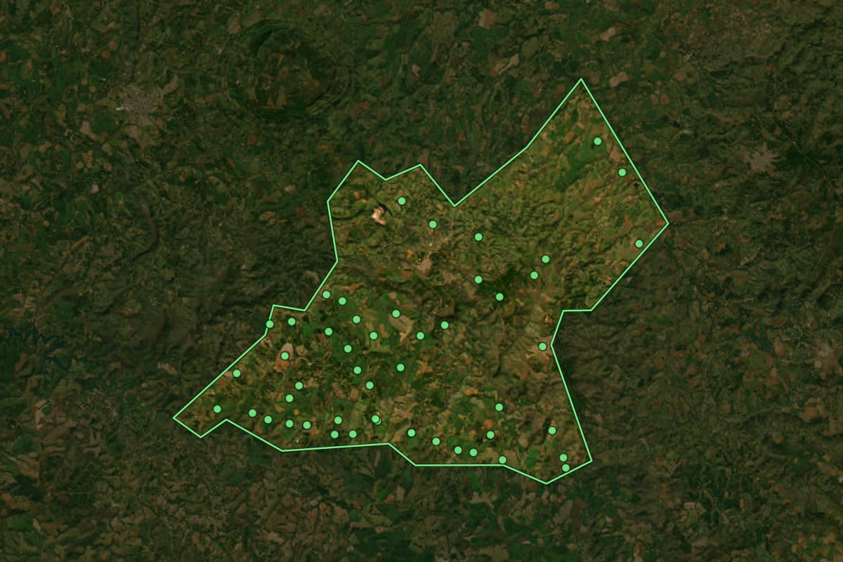 Imagem de satélite de Serra do Salitre (MG), com o contorno do município e a posição dos imóveis desta página.