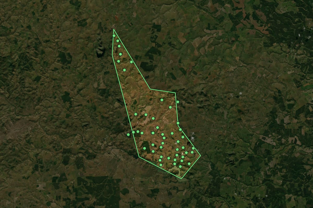 Imagem de satélite de Serra dos Aimorés (MG), com o contorno do município e a posição dos imóveis desta página.