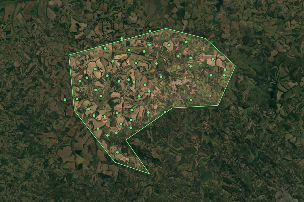 Imagem de satélite de Serrania (MG), com o contorno do município e a posição dos imóveis desta página.