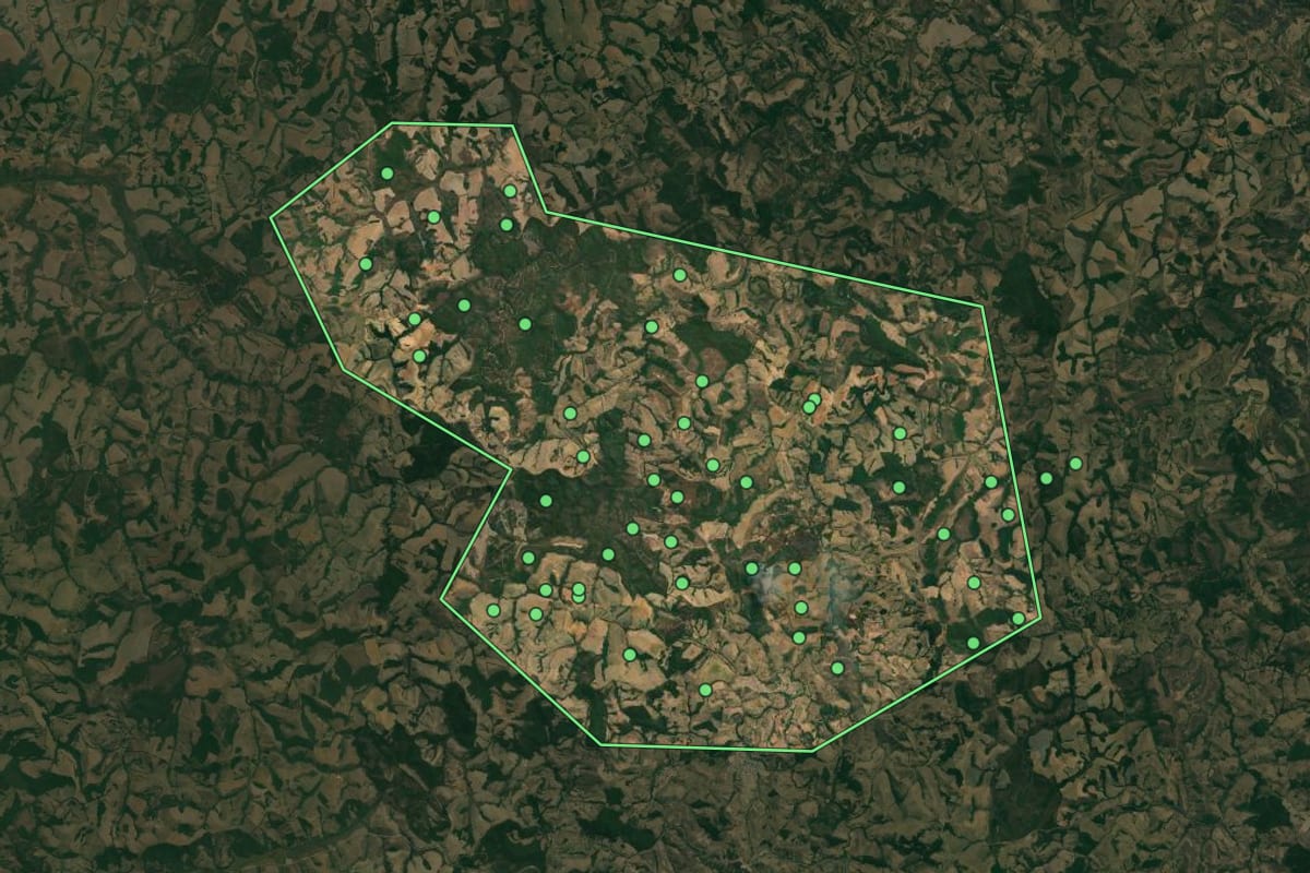 Imagem de satélite de Serranos (MG), com o contorno do município e a posição dos imóveis desta página.