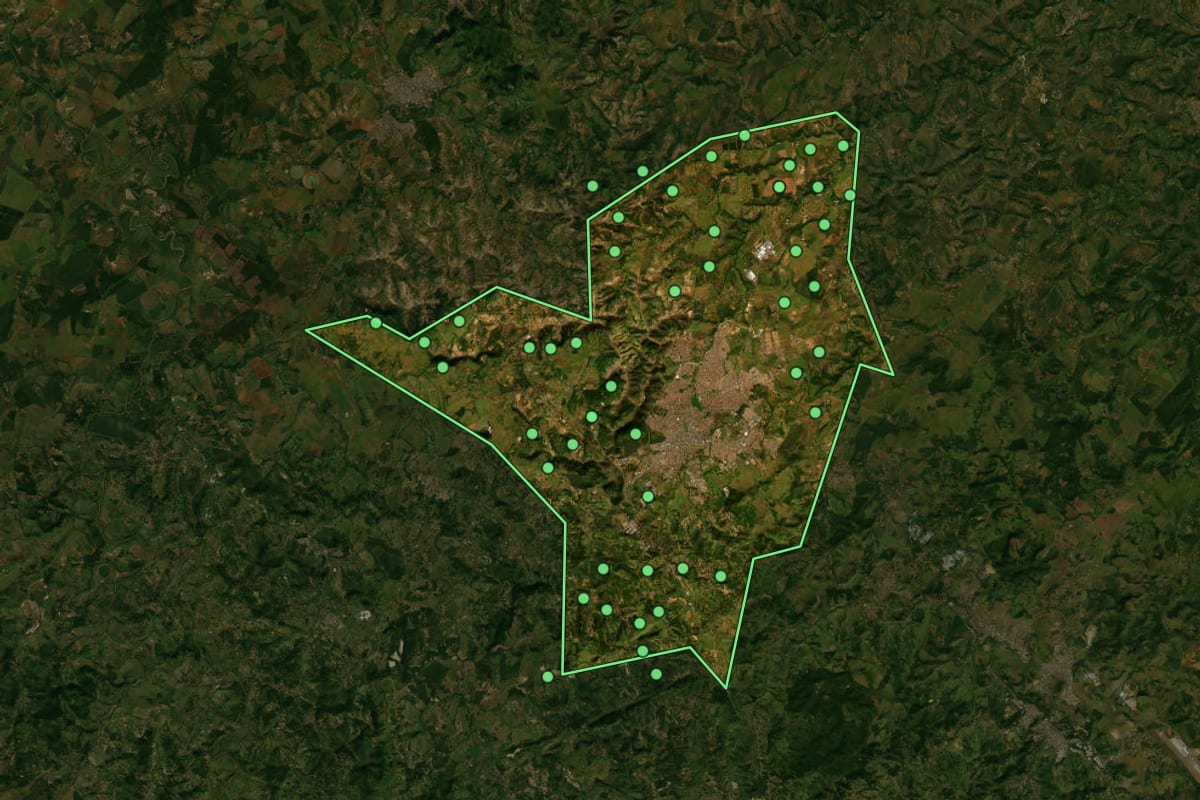 Imagem de satélite de Sete Lagoas (MG), com o contorno do município e a posição dos imóveis desta página.