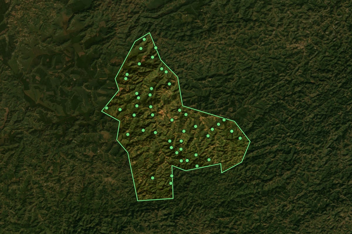 Imagem de satélite de Setubinha (MG), com o contorno do município e a posição dos imóveis desta página.