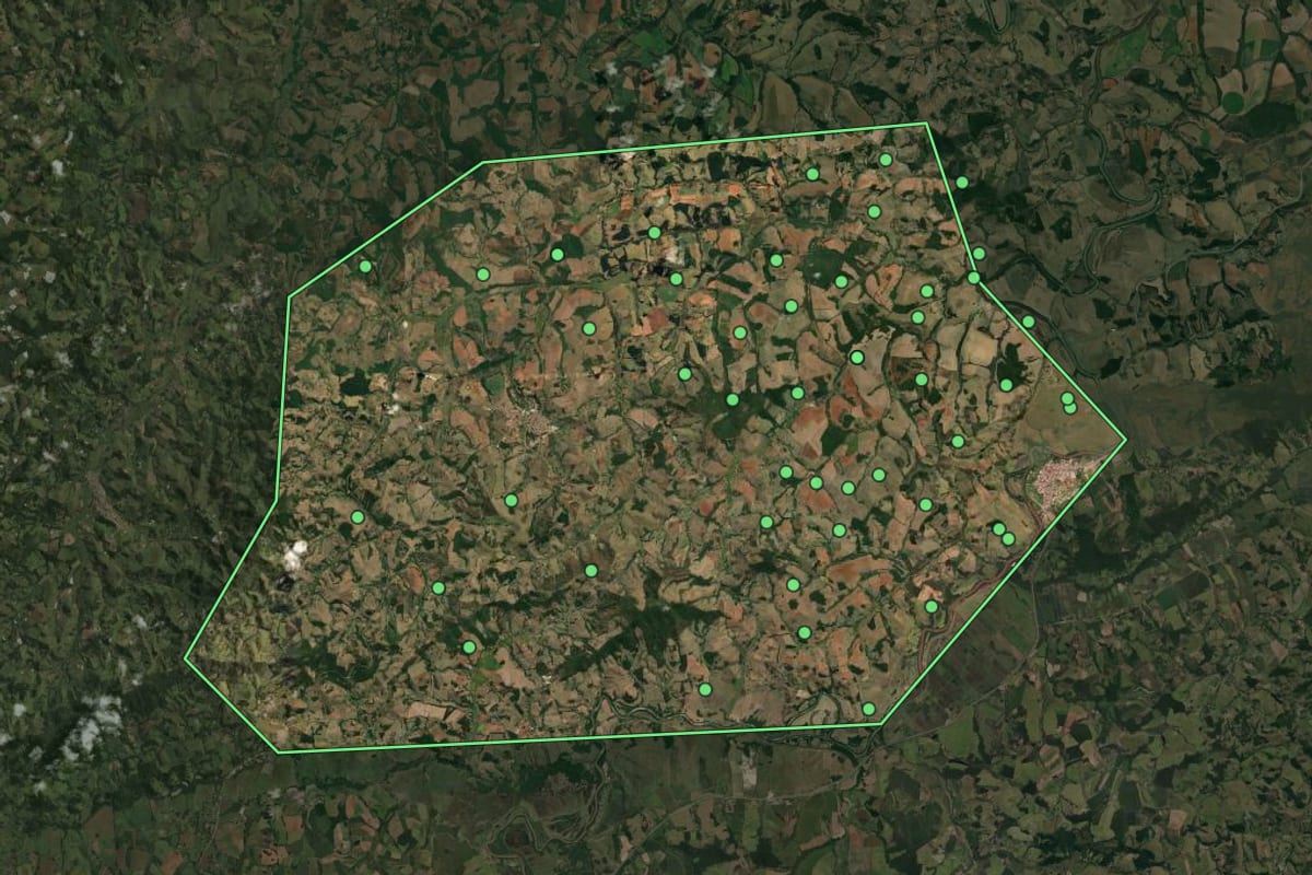 Imagem de satélite de Silvianópolis (MG), com o contorno do município e a posição dos imóveis desta página.